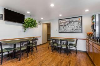 Super 8 by Wyndham Douglas - Douglas - 2