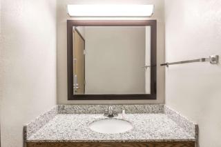 Super 8 by Wyndham Plymouth - 1