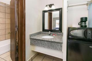 Super 8 by Wyndham Lubbock Civic Center North - Lubbock - 5