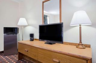 Super 8 by Wyndham Douglas - Douglas - 1