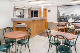 Super 8 by Wyndham Watseka - Watseka - 8