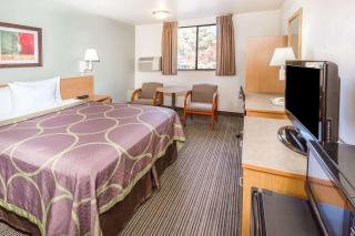 Super 8 by Wyndham Bend - 4