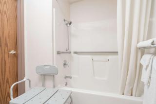 Super 8 by Wyndham Sheldon - 2