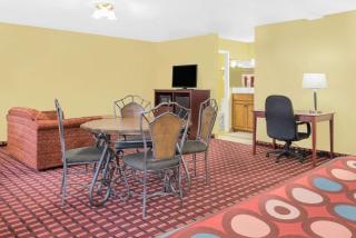 Super 8 by Wyndham Kerrville TX - Kerrville - 6
