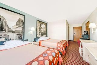 Super 8 by Wyndham San Antonio/Fiesta - San Antonio - 1