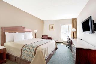 Days Inn by Wyndham Newport News City Center Oyster Point - Newport News - 4