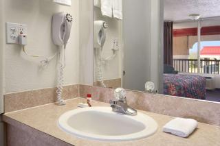 Super 8 by Wyndham Oklahoma Fairgrounds - Oklahoma City - 9