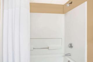 Days Inn by Wyndham Newport News City Center Oyster Point - Newport News - 2