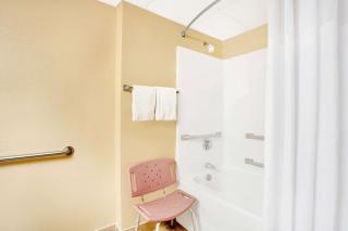 Days Inn by Wyndham Newport News City Center Oyster Point - Newport News - 5