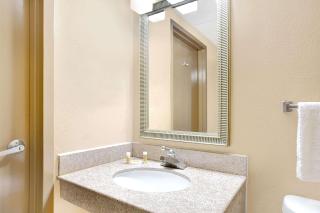 Days Inn by Wyndham Newport News City Center Oyster Point - Newport News - 3