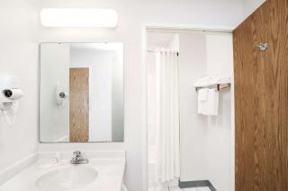Super 8 by Wyndham Gas City Marion Area - 8