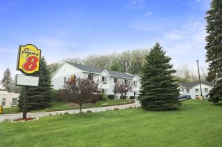 Super 8 by Wyndham Manistee - Manistee - 9