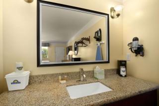 Days Inn by Wyndham Fultondale - 1
