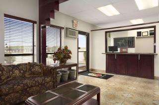Super 8 by Wyndham Carlsbad - Carlsbad - 9