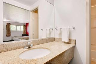 Ramada by Wyndham Cleveland Airport West - Fairview Park - 8