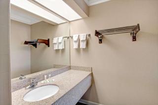 Super 8 by Wyndham Knoxville East - Knoxville - 1