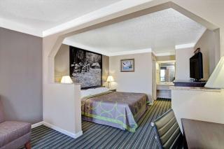Super 8 by Wyndham Knoxville East - Knoxville - 3