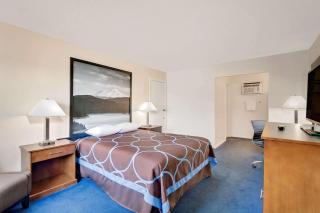 Super 8 by Wyndham Alturas - 2