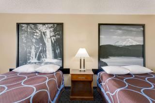 Super 8 by Wyndham Alturas - 2