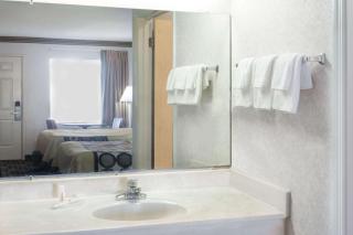 Super 8 by Wyndham Ashburn - Ashburn - 3