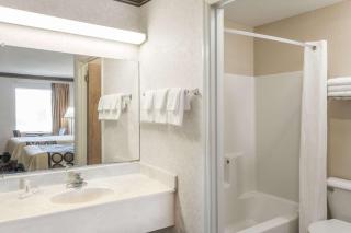 Super 8 by Wyndham Ashburn - Ashburn - 4