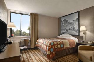 Super 8 by Wyndham Redfield - Redfield - 8