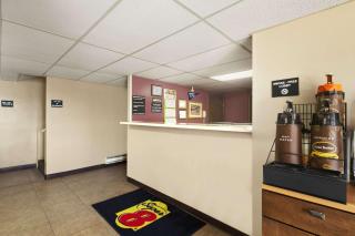 Super 8 by Wyndham Redfield - Redfield - 9