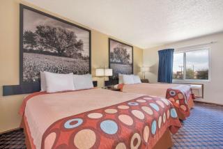 Super 8 by Wyndham College Station - College Station - 1