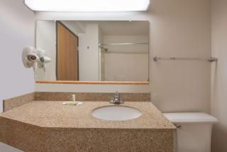 Super 8 by Wyndham College Station - College Station - 4