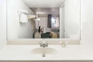 Super 8 by Wyndham Cottonwood - Cottonwood - 7