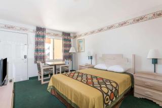 Super 8 by Wyndham Cottonwood - Cottonwood - 4