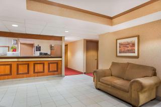 Super 8 by Wyndham Defiance - Defiance - 7