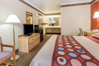 Super 8 by Wyndham Mount Vernon - 2