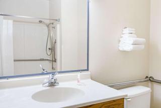 Super 8 by Wyndham Richfield Cleveland - 5