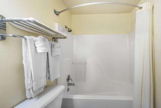 Super 8 by Wyndham Denton - Denton - 6