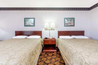 Super 8 by Wyndham Evansville North - 1