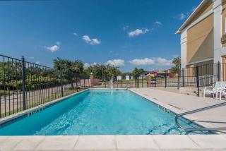 Super 8 by Wyndham Denton - Denton - 9