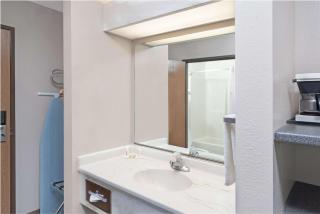 Super 8 by Wyndham Chicago O'Hare Airport - 3