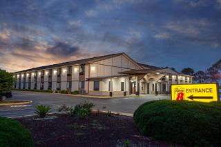 Super 8 by Wyndham Waycross GA - 9