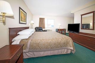 Super 8 by Wyndham Richmond - 1