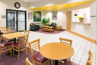 Super 8 by Wyndham Redmond - Redmond - 9
