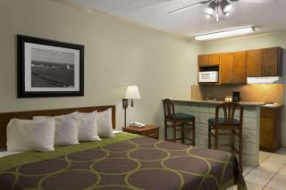 Super 8 by Wyndham South Padre Island - 1