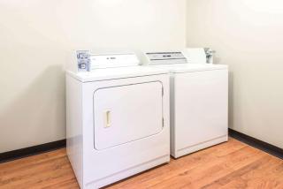 Super 8 by Wyndham Pevely - 4