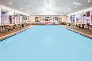 Super 8 Beachfront by Wyndham Mackinaw City, MI - 6