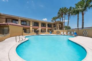 Super 8 by Wyndham Weslaco - Weslaco - 2