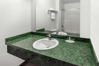 Super 8 by Wyndham Central Pt Medford - 1