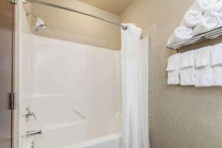 Ramada by Wyndham Camrose - 5