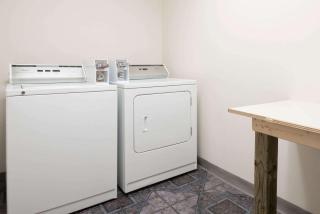 Super 8 by Wyndham Salina - 2