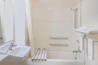 Super 8 by Wyndham Salina - 5