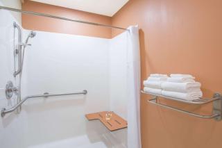 Days Inn & Suites by Wyndham Thibodaux - 1